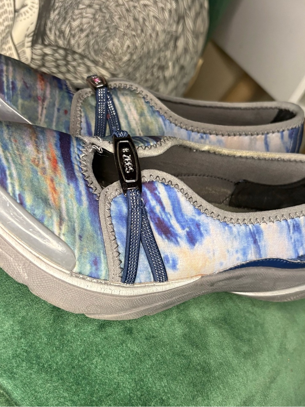 BZees women’s slip on shoes 7.5